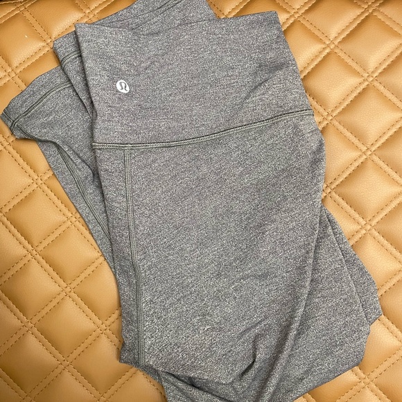 Lululemon 21” Wunder Under High Rise Crop Luxtreme size 8 - Picture 2 of 6